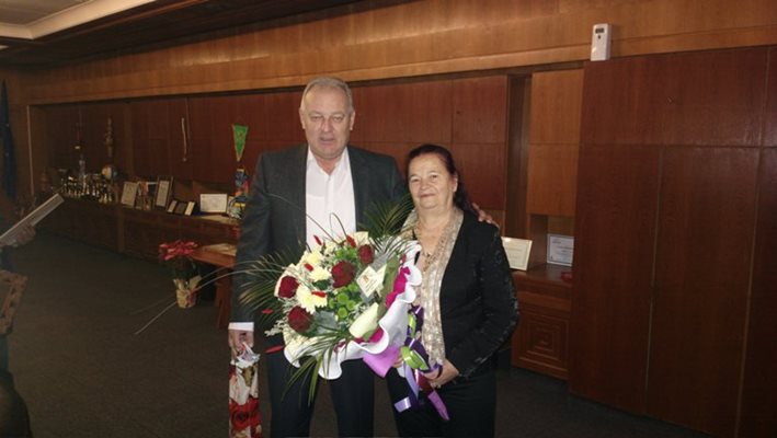 Кметът на Смолян Николай Мелемов връчва букет на певицата по повод неин рожден ден.