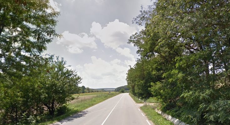 Тирът е аварирал край шуменското село Венец  СНИМКА: Гугъл стрийт вю