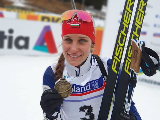 Усмихнатата Милена показва един от трите си медала от световното.