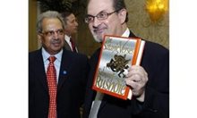 Губернаторът на Ню Йорк: Салман Рушди все още е жив. Лекарка: Басейн от кръв се образува под тялото му