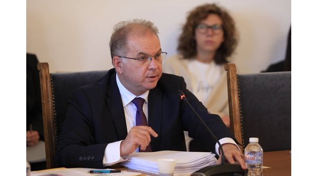 Радомир Чолаков  председателства комисията по конституционни въпроси.