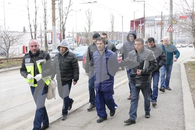Полицаи водят Свилен Велев към блока СНИМКИ: Пиер Петров