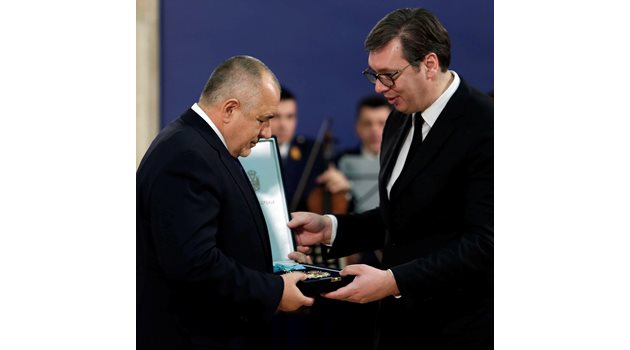 Александър Вучич връчва ордена на Бойко Борисов Снимки: Министерски съвет