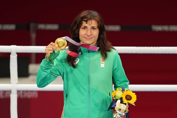Стойка Кръстева със златния си олимпийски медал от игрите в Токио СНИМКА: ЛЮБОМИР АСЕНОВ, LAP.BG