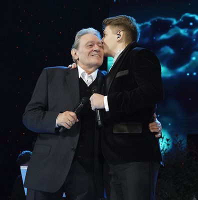 Констатин пее заедно с баща си по време на концерти


