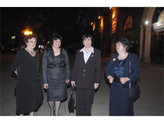 Роднините на Дилма от ляво на дясно - Тошка Ковачева, Весела Колева, Цанка Каменова и Ралица Негенцова.
