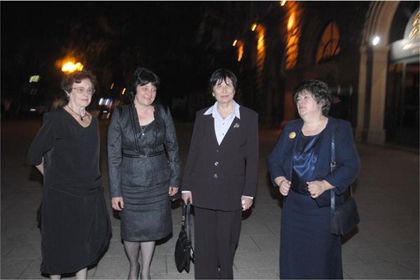 Роднините на Дилма от ляво на дясно - Тошка Ковачева, Весела Колева, Цанка Каменова и Ралица Негенцова.
