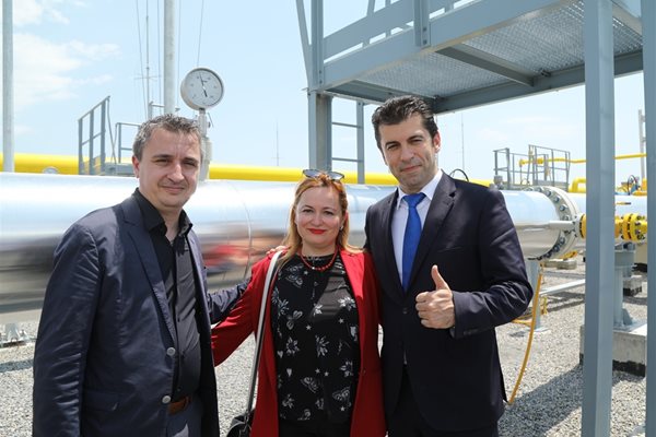 Кирил Петков с Александър Николов и Теодора Георгиева при инспекцията на газовата връзка с Гърция.