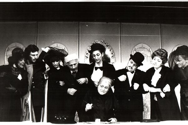 Славка Славова (седналата) в пиесата “Свекърва” заедно с куп актьори от Народния театър