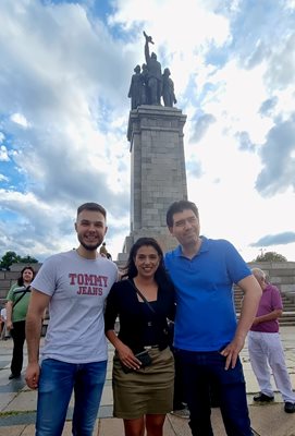  Ваня Григорова и Иван Таков, дружно с младежи от Българска социалистическа партия бяха измежду хората, които излязоха в отбрана на Паметника на Съветската войска. 