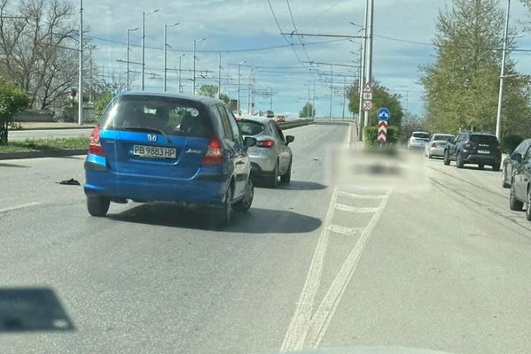 Пострадалият човек лежи на пътя след инцидента. Снимка: I see you KAT Пловдив