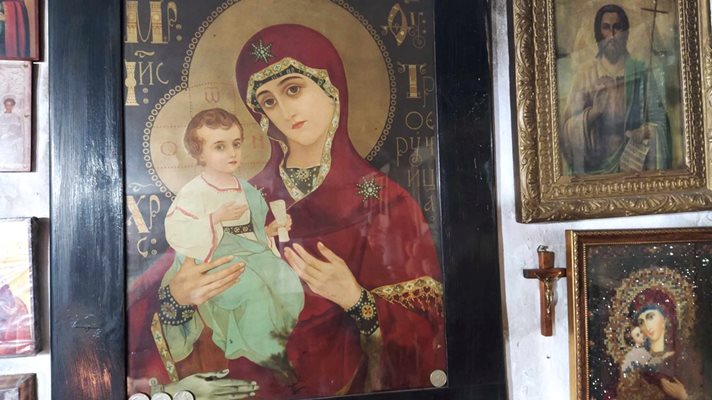 Иконата на света Богородица Троеручица в манастира "Свети Георги".