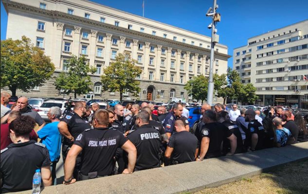 Полицаи протестират в подкрепа на Калин Стоянов
СНИМКИ: ГЕОРГИ ПАЛЕЙКОВ