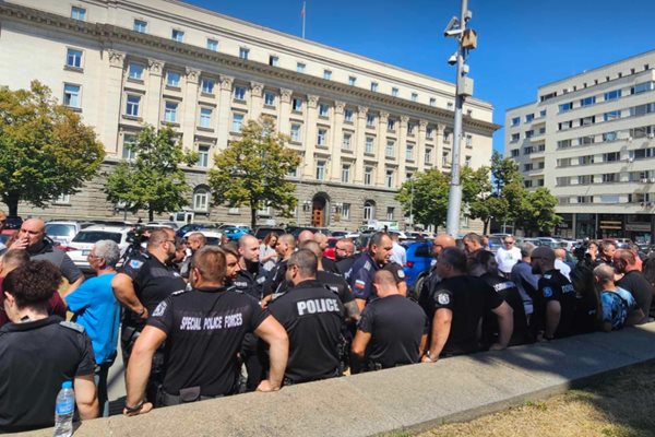 Полицаи протестират в подкрепа на Калин Стоянов
СНИМКИ: ГЕОРГИ ПАЛЕЙКОВ