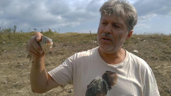 Варненецът Красимир Щерев показва рибата.