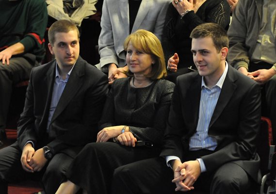 Ивайло Първанов (вдясно) държи половината акции във фирмата собственик на хотела