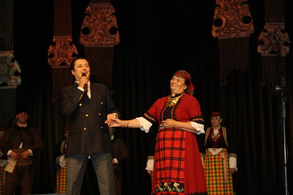 Валя Балканска по време на концерт на Васил Петров в театъра в Смолян
