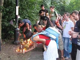 Над 500 души се събраха в понеделник в Борисовата градина на шествие в памет на Яна.