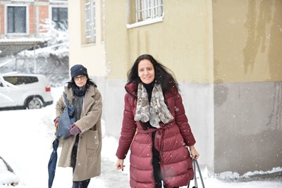 Росина Станиславова стигна до кабинета си през непочистения сняг пред кметството.

СНИМКА:
ЙОРДАН СИМЕОНОВ