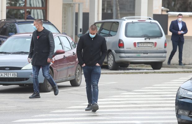 Братята Асенови и Бисер Митрев (вдясно) влизат в съда.

СНИМКА: НИКОЛАЙ ЛИТОВ 