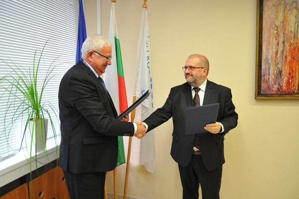 Споразумението е подписано от изпълнителният директор на централата Георги Кирков и шефът на чешката компания Франтишек Кръчек.