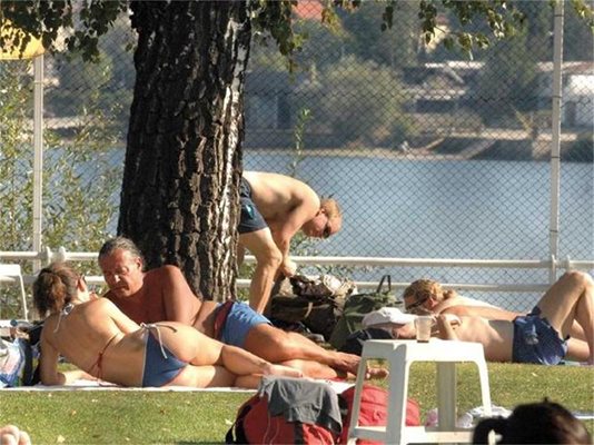 Хора се разсъблякоха вчера под топлото слънце на плажа “Лебеда” до Панчаревското езеро край столицата, без да подозират, че след броени дни температурите ще бъдат смразяващи.
СНИМКА: РУМЯНА ТОНЕВА
