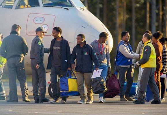 Първата група бежанци, които бяха разселени по програмата на ЕС, са 19 еритрейци, които пристигнаха от Италия в Швеция.