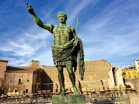 Октавиан  Август е  първият  римски  император.
