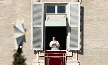 Папа Франциск: Оставете настрана телефоните, когато се храните, говорете си