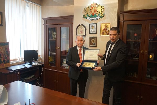 Проф. дтн инж. Цоло Вутов (вляво) получи почетния знак от управителя на Софийска област Илиан Тодоров