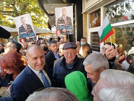 С гайди и хоро в центъра на Пловдив Румен Радев закрива кампанията си (снимки)