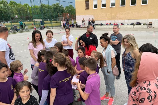 Ученици и родители участват активно в извънкласната дейност    в СУ “Черноризец Храбър”.
