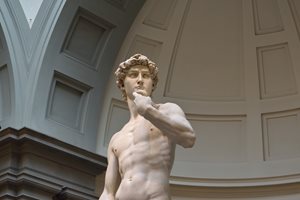 Учителка подаде оставка заради снимка на скулптурата Давид на Микеланджело