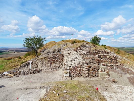 Русокастро е средновековна крепост на 33 км западно от Бургас в община Камено.