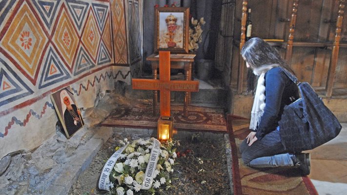 Гробът на патриарх Максим е зад чудотворната икона на "Богородица Троеручица" в Троянския манастир