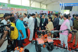 EIMA турне: италианската асоциация на производителите на агротехника посети Индия
Според прогнозите Индия ще оглави световния пазар на трактори