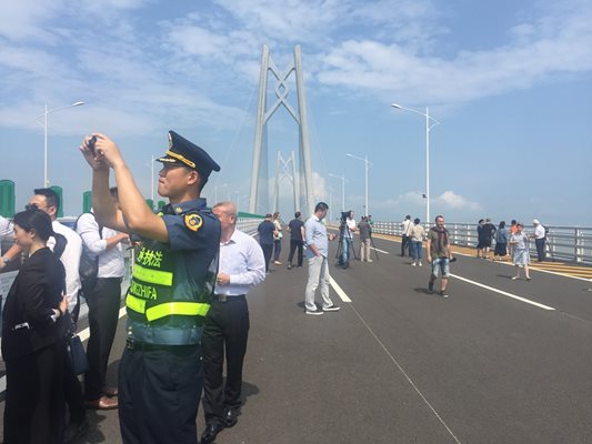 Най-дългият мост на света, дни преди официалното му откриване. Всички снимат.