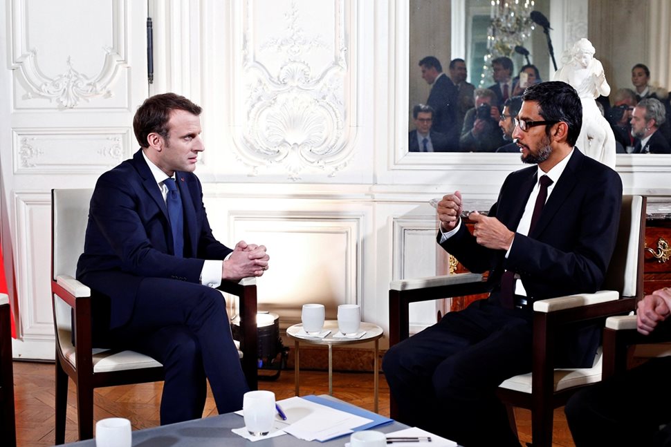 Френският президент Еманюел Макрон говори с главния изпълнителен директор на “Гугъл” Сундар Пичай във Версай през 2018 г. Френските медии постигнаха тази година споразумение с американската компания да им се плаща за статиите.