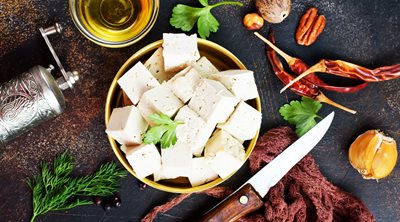 Рецепта за топла салата с печени зеленчуци, червена леща и тофу за перфектен старт на Veganuary