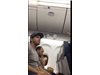 Авиокомпания свали семейство с деца от самолет (Видео)