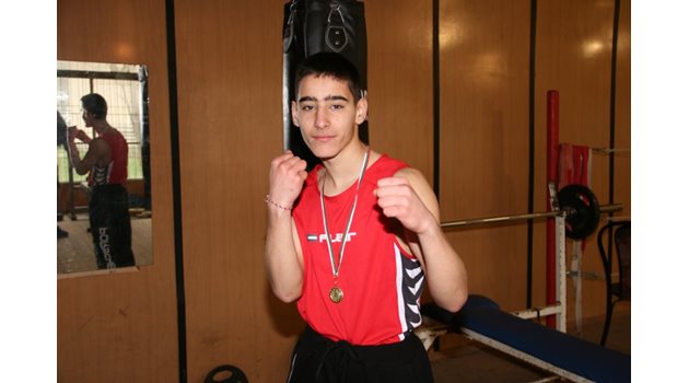 Симеон Димитров - по времето, когато печели златен медал в категория до 54 кг. на Държавното лично-отборно първенство по бокс за юноши /до 16 г./