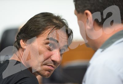 Иво Нацев разговаря с адвоката си в съда. Снимки: Йордан Симеонов