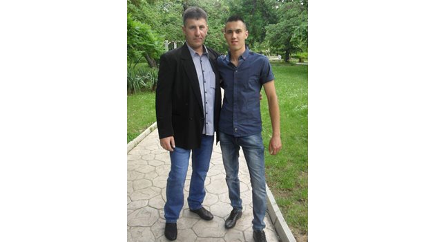 Янко Енев заедно със сина си Красимир, който беше убит от 19-годишния Антон.