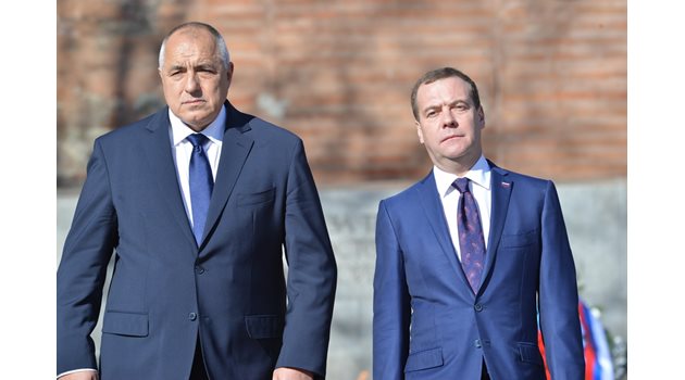 Руският премиер Дмитрий Медведев бе посрещнат от премиера Бойко Борисов с официална церемония пред храм-паметника "Свети Александър Невски. Снимки ЙОРДАН СИМЕОНОВ