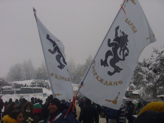 Множеството знамена на Възраждане замениха на Шипка партийните флагове на Атака и на ВМРО, с които бяхме свикнали през последните години.  