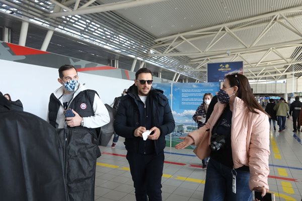 Журналисти и фенове чакаха гръцката звезда на летището в София.
