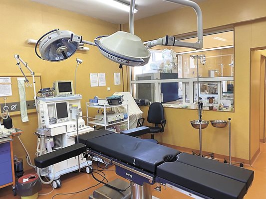 В първа база на онкодиспансера има модерна хирургична маса с ново осветление.