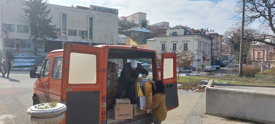 За броени часове напълниха превозното средство с продукти от първа необходимост и топли дрехи

Снимка: Община Свищов