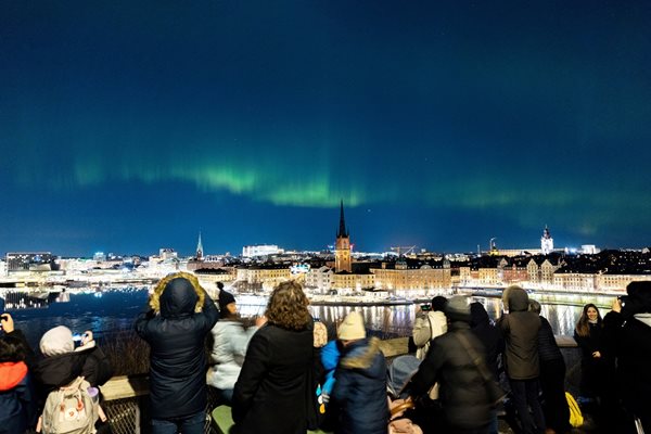 Хора наблюдават северното сияни в центъра на Стокхолм, Швеция СНИМКА: Ройтерс