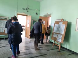 Към 22 часа в РИК Бургас са обработени протоколите от 11 секционни избирателни комисии.